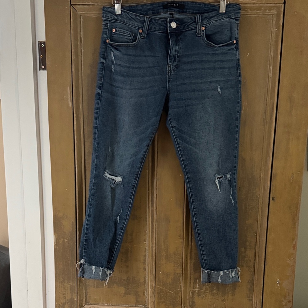 Numero Distressed Ankle Jeans in Blue